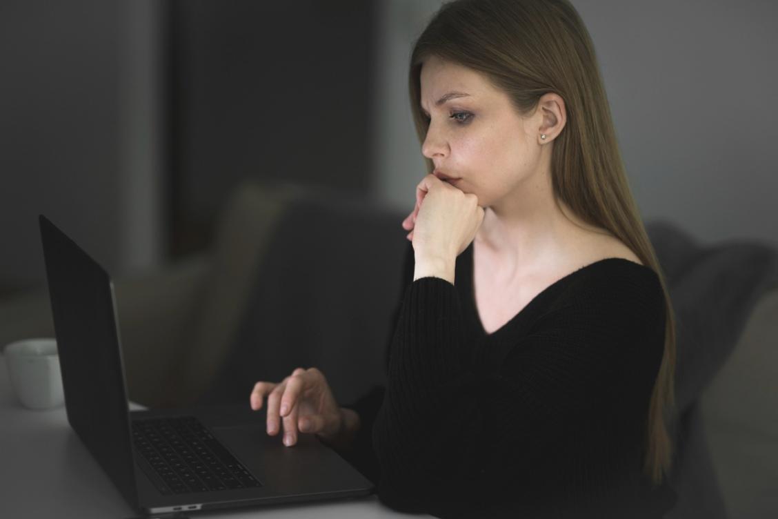 Préparation pour ajustements budgétaires saisonniers avec documents financiers et calculatrice