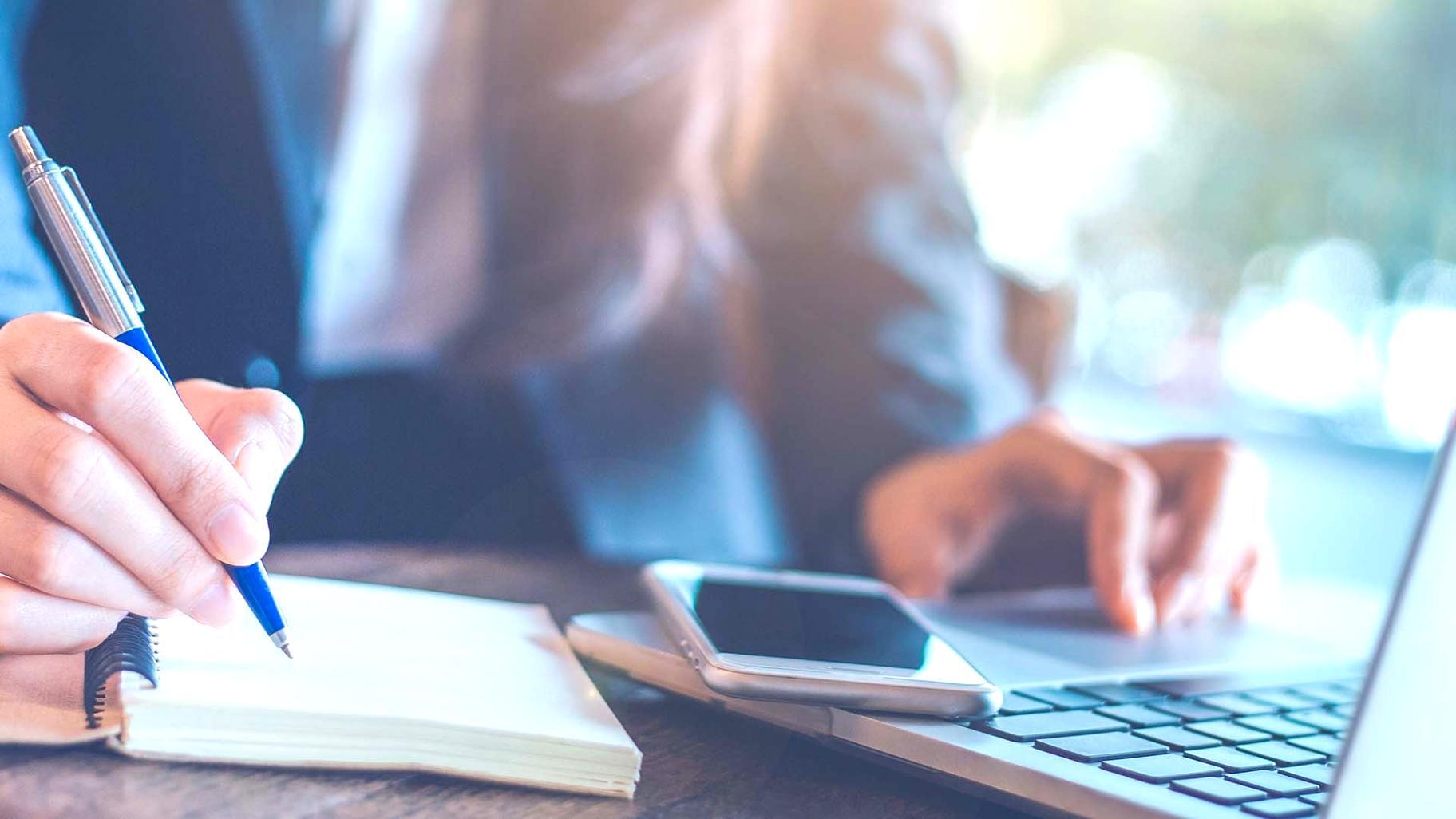 Réunion de conseil budgétaire avec documents financiers