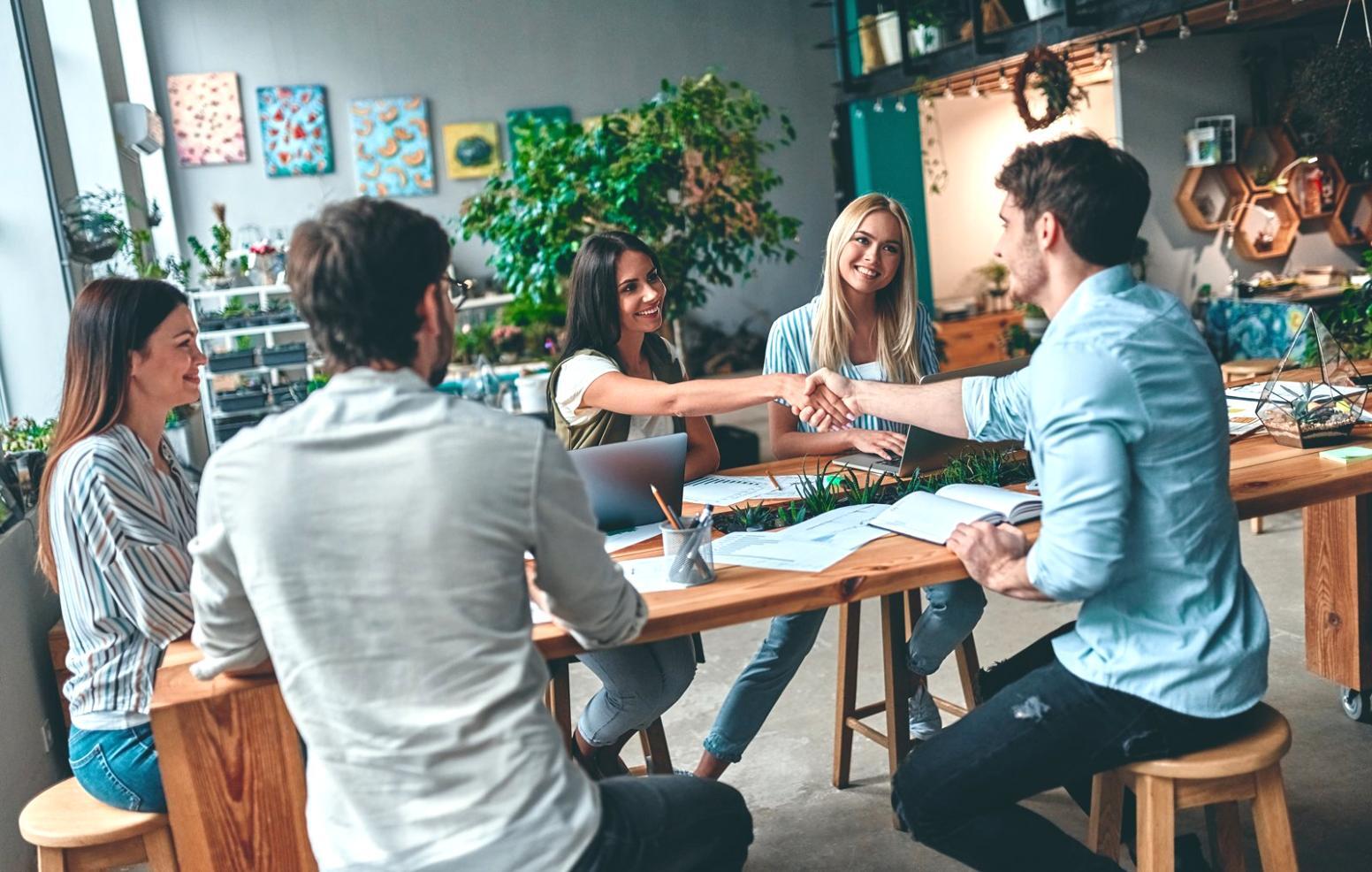 Session de formation avec participants travaillant sur leurs budgets personnels